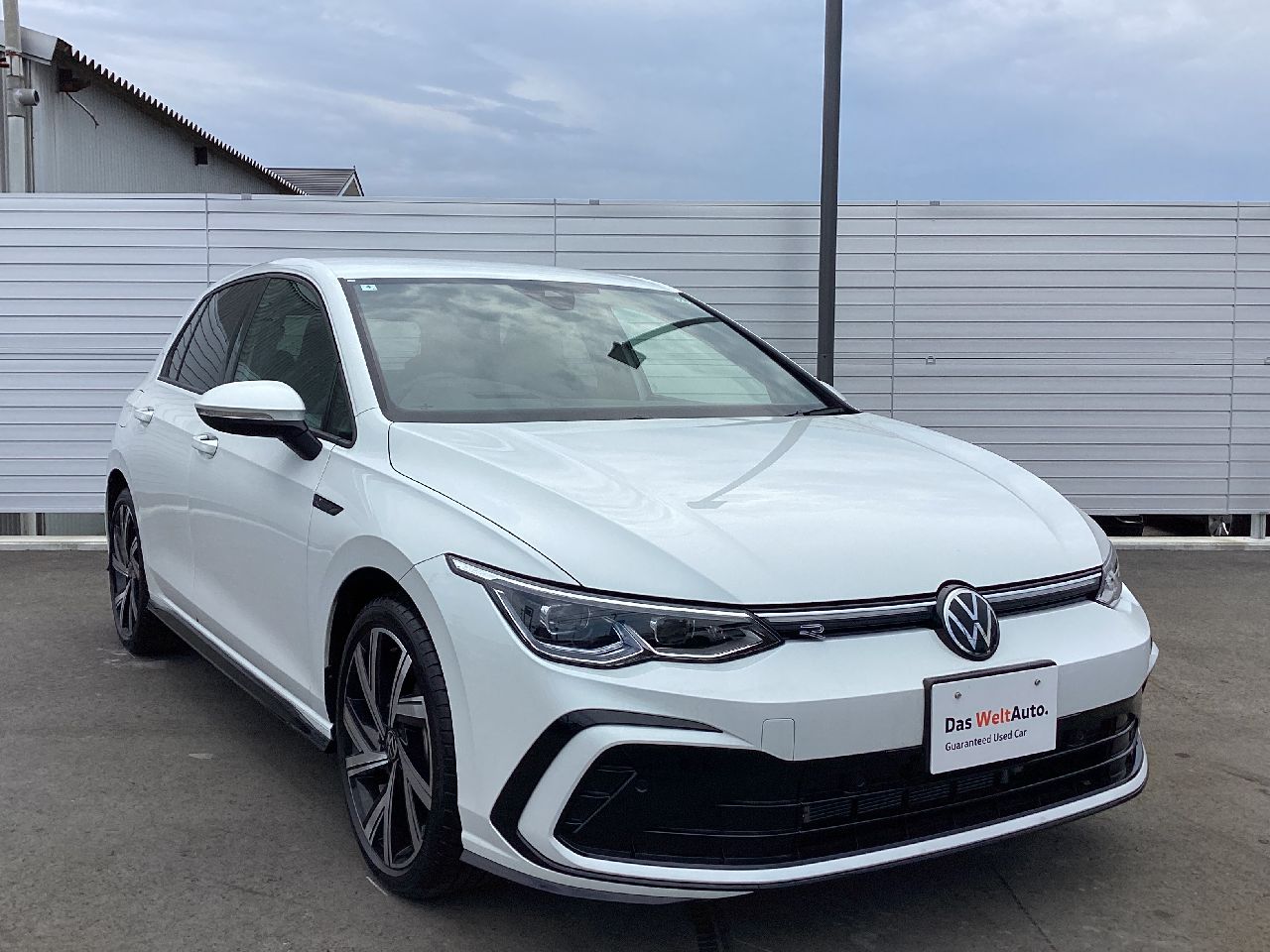 Das WeltAuto.】フォルクスワーゲン認定中古車： Golf TDI R-Line Platinum Edition ホワイト系 2024年  50km 4,130,000円