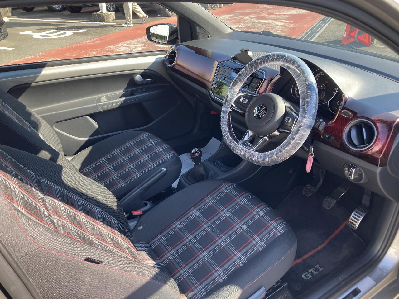 Das WeltAuto.】フォルクスワーゲン認定中古車： up! GTI シルバー／グレー系 2019年 66,000km 1,850,000円