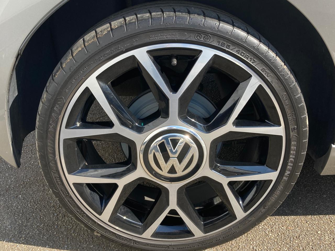 Das WeltAuto.】フォルクスワーゲン認定中古車： up! GTI シルバー／グレー系 2019年 66,000km 1,850,000円